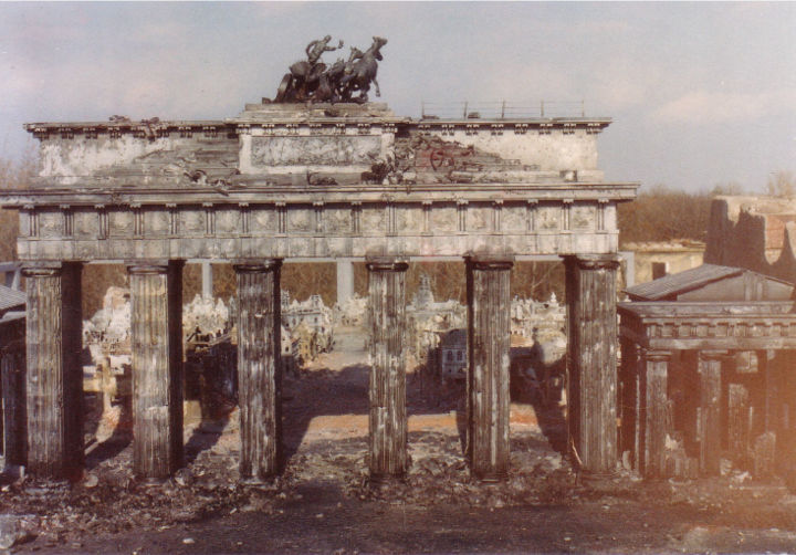 War and Rememberance: Filmmodell Zerbombtes Berlin, Ansicht Säulengruppe