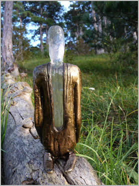Vermächtnis: Goldene Figur mit Kristallkopf von hinten