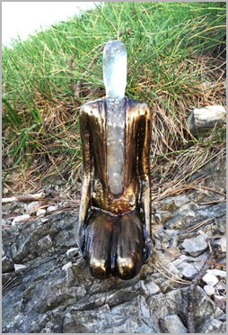 Vermächtnis: Goldene Figur mit Kristallkopf von vorne
